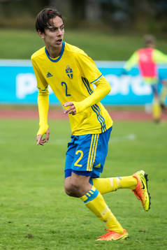 Sveriges Tyler Sernling  i fotbollsmatchen mellan Sverige