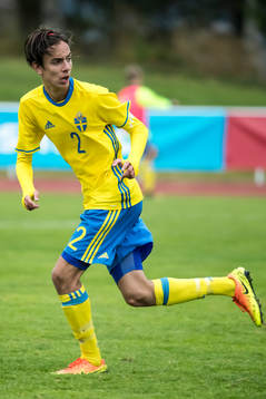 Sveriges Tyler Sernling  i fotbollsmatchen mellan Sverige
