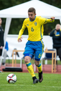 Sveriges Oliver Verona Grönberg  i fotbollsmatchen mellan