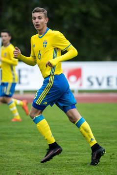 Sveriges Oliver Verona Grönberg  i fotbollsmatchen mellan