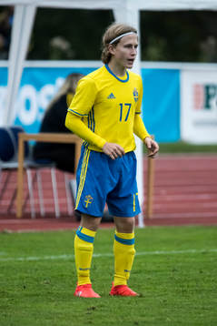 Sveriges Victor Backman i fotbollsmatchen mellan Sverige