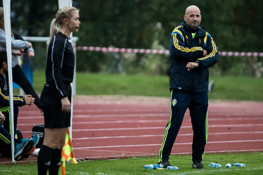 Sveriges Magnus Wikman, förbundskapteni fotbollsmatchen