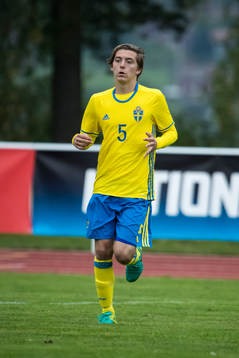 Sveriges Leo Lanneborn  i fotbollsmatchen mellan Sverige