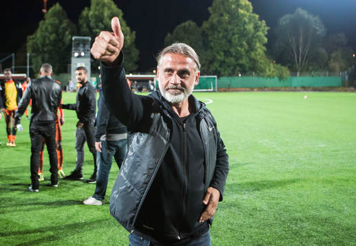 Athletics tränare Özcan Melkemichel gör tummen upp