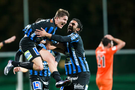 Sirius Johan Andersson jublar med Alexander Nilsson och