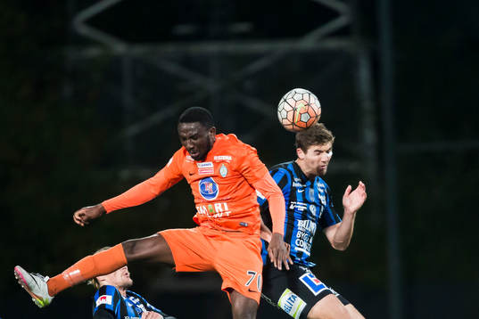 Sirius Patrick Hopkins i nickduell med Athletics Chidi Omeje