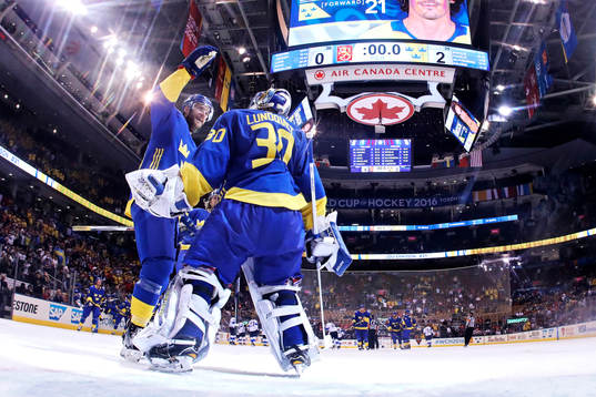 Sveriges Mattias Ekholm kramar om målvakt Henrik Lundqvist