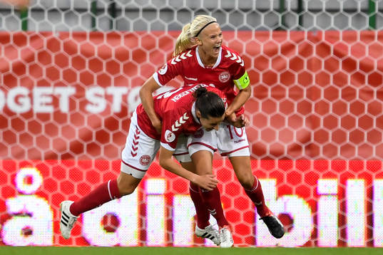 Danmarks Johanna Rasmussen och Pernille Harder jublar