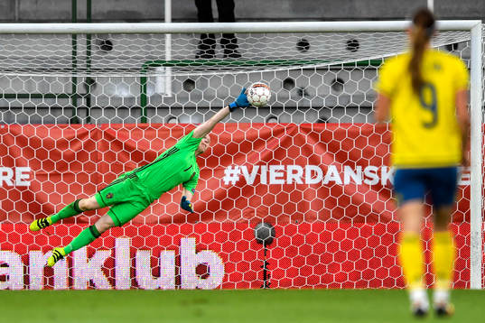 Danmarks Johanna Rasmussen (ej i bild) gör 1-0 bakom
