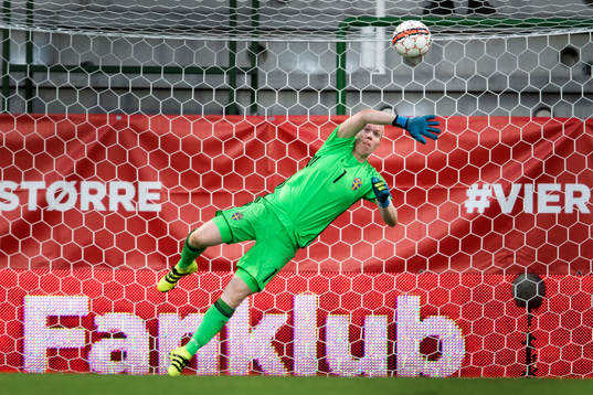 Sveriges målvakt Hedvig Lindahl kastar sig
