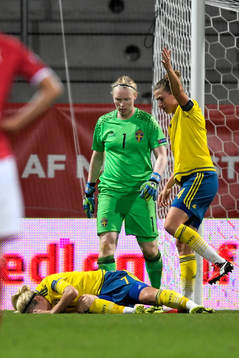 Sveriges Lisa Dahlkvist blir liggande