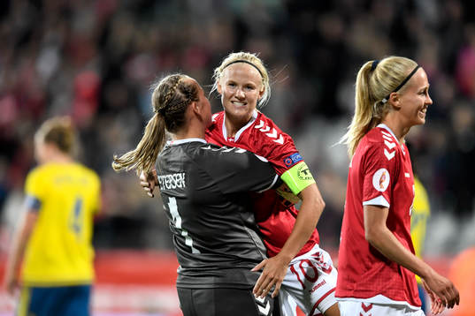 Danmarks målvakt Stina Petersen och Pernille Harder jublar