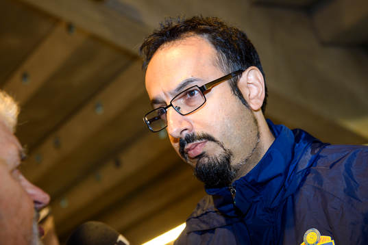 Sveriges läkare Houman Ebrahimi blir intervjuad