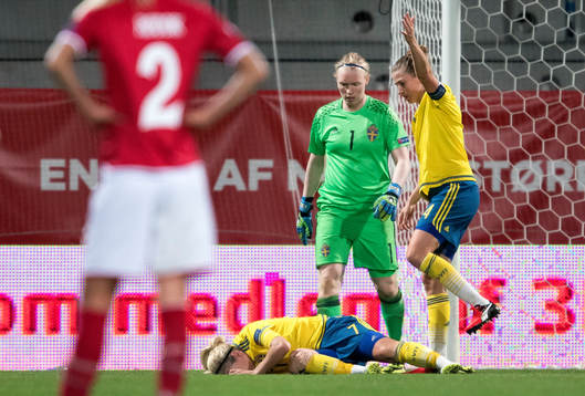 Sveriges Lisa Dahlkvist ligger skadad på gräset