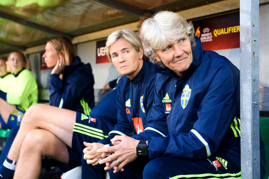 Sveriges assisterande förbundskapten Lilie Persson och
