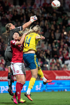 Danmarks målvakt Stina Petersen boxar undan en boll bakom