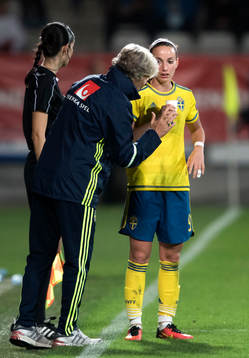 Sveriges förbundskapten Pia Sundhage pratar med Kosovare