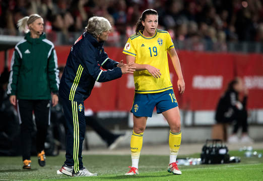 Sveriges förbundskapten Pia Sundhage pratar med Pauline