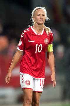Bläddra bland fler bilder av Pernille Harder