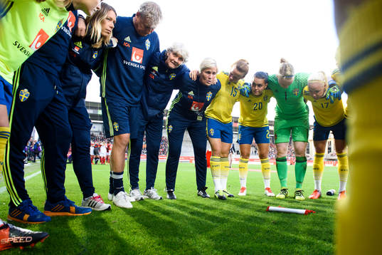 Sveriges förbundskapten Pia Sundhage och assisterande