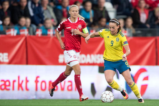 Danmarks Pernille Harder och Sveriges Kosovare Asllani