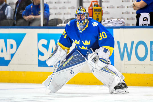 Sveriges målvakt Henrik Lundqvist värmer upp