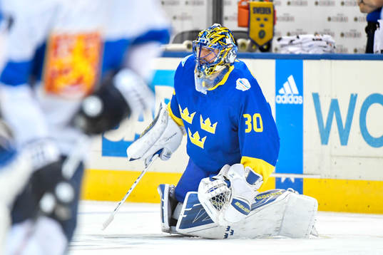 Sveriges målvakt Henrik Lundqvist värmer upp