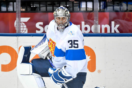 Finlands målvakt Pekka Rinne värmer upp