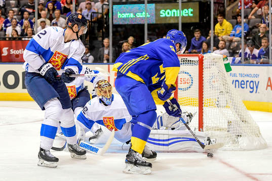 Sveriges Gabriel Landeskog kommer fri mot Finlands målvakt