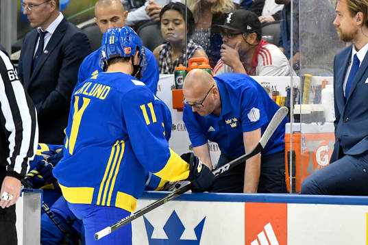 Sveriges Mikael Backlund får hjälp med skridskon