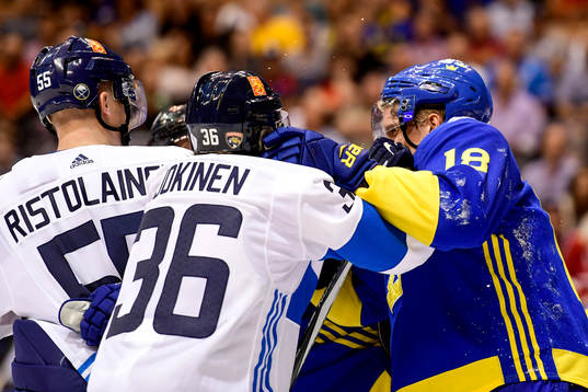 Finlands Jussi Jokinen och Sveriges Jakob Silfverberg i ett
