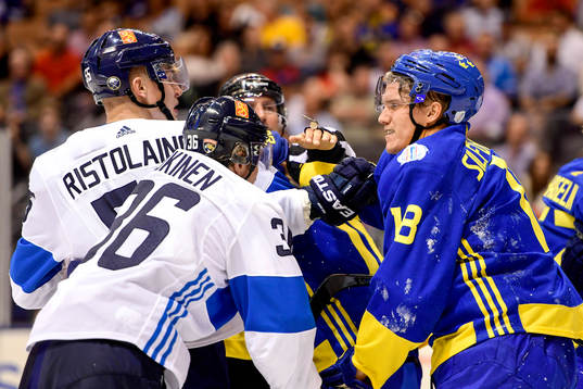 Finlands Jussi Jokinen och Sveriges Jakob Silfverberg i ett