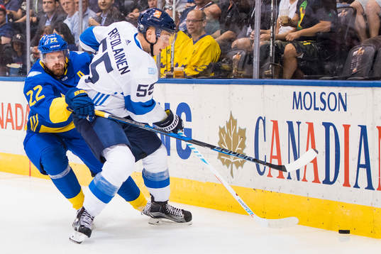 Sveriges Daniel Sedin jagar Finlands Rasmus Ristolainen
