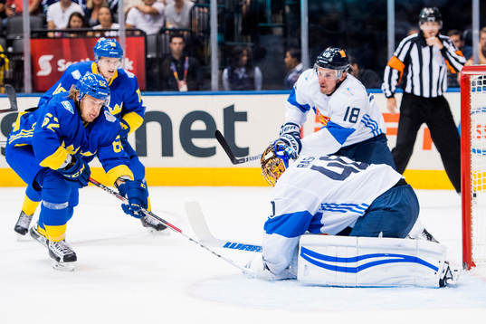 Sveriges Carl Hagelin i läge framför Finlands målvakt