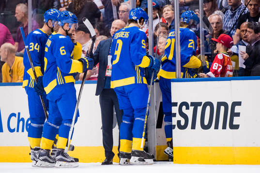 Sveriges spelare lämnar isen
