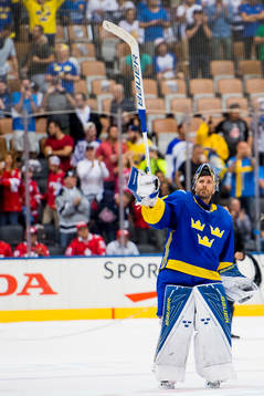 Sveriges målvakt Henrik Lundqvist tackar publiken