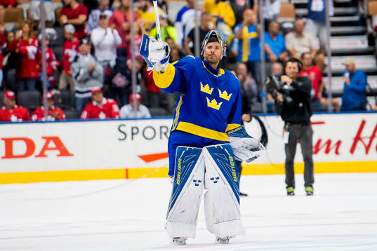 Sveriges målvakt Henrik Lundqvist tackar publiken