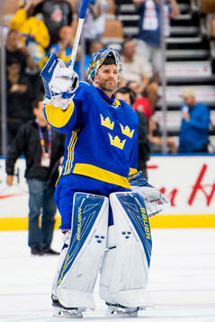 Sveriges målvakt Henrik Lundqvist tackar publiken
