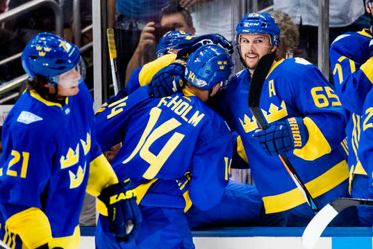 Sveriges Erik Karlsson och Anton Strålman kramar om