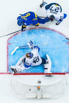 Sveriges Anton Strålman gör 0-1 bakom Finlands målvakt