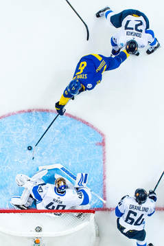 Sveriges Anton Strålman gör 0-1 bakom Finlands målvakt
