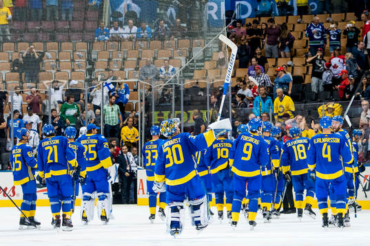 Sveriges målvakt Henrik Lundqvist tackar publiken