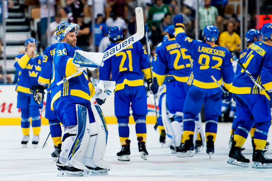 Sveriges målvakt Henrik Lundqvist tackar publiken