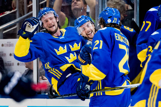 Sveriges Anton Strålman och Erik Karlsson jublar med Loui