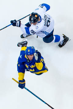 Sveriges Nicklas Bäckström sträcker sig