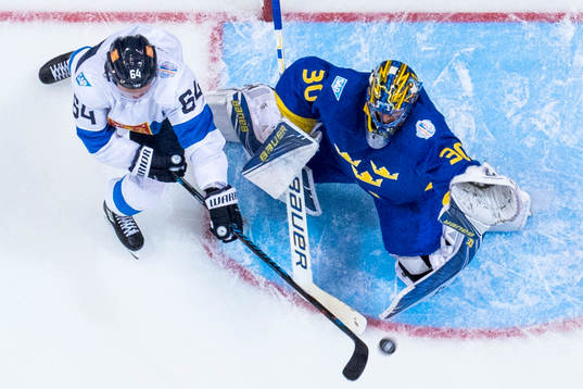 Sveriges målvakt Henrik Lundqvist räddar ett skott från