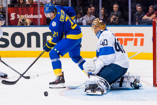 Sveriges Loui Eriksson och Finlands målvakt Tuukka Rask