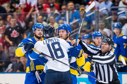 Sveriges Oliver Ekman Larsson och Gabriel Landeskog i