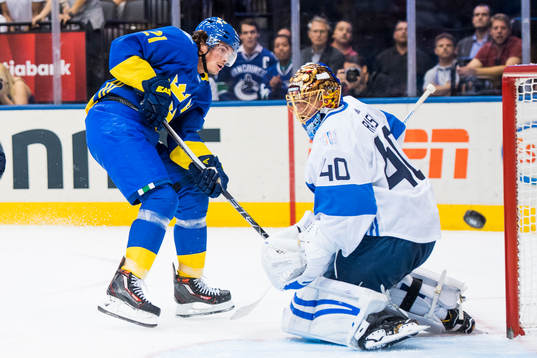 Sveriges Loui Eriksson skjuter mot Finlands målvakt Tuukka