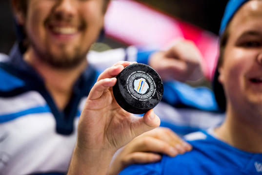 Närbild på en officiell matchpuck